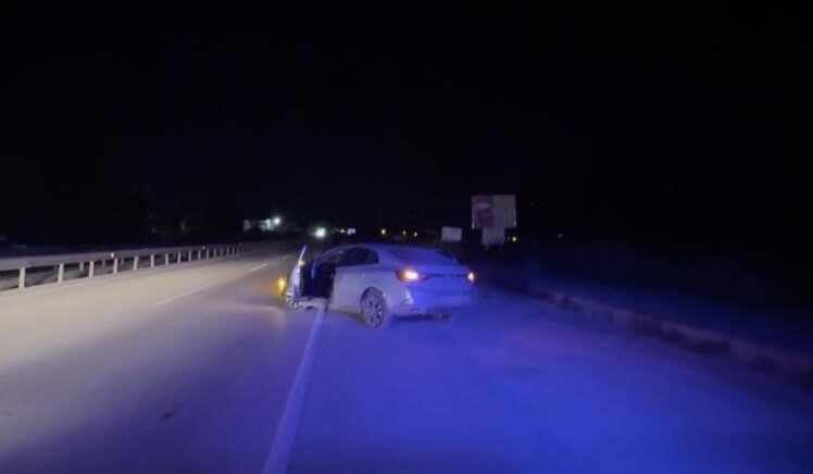 d100de otomobil bariyerlere carpti 3 yarali WzK5du7Z