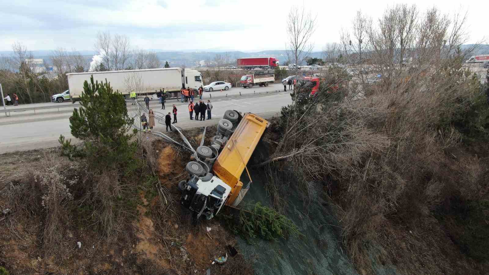 direksiyon basinda fenalasti hafriyat kamyonu sarampole devrildi wPsAedyU
