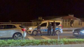 dur ihtarina uymayan alkollu surucu polis aracina carpti 3 gozalti PHrOydNs