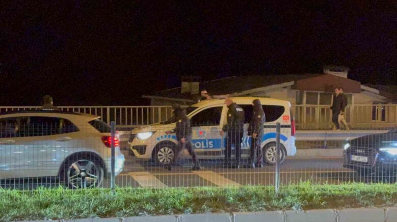 dur ihtarina uymayan alkollu surucu polis aracina carpti 3 gozalti PHrOydNs