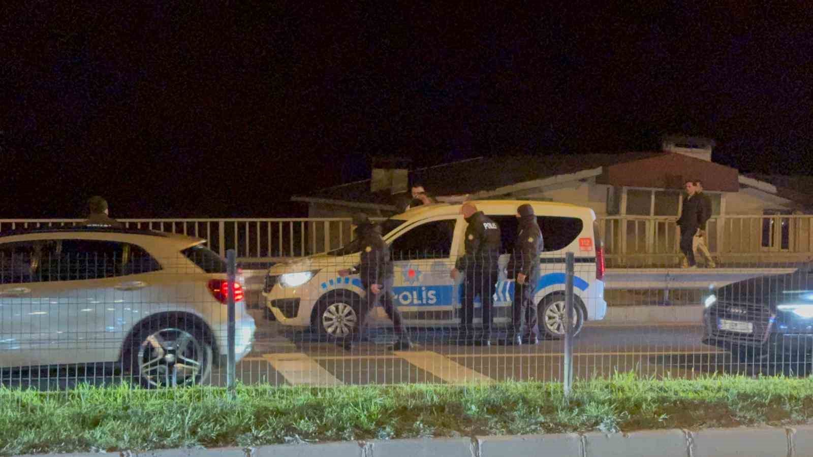 dur ihtarina uymayan alkollu surucu polis aracina carpti 3 gozalti PHrOydNs