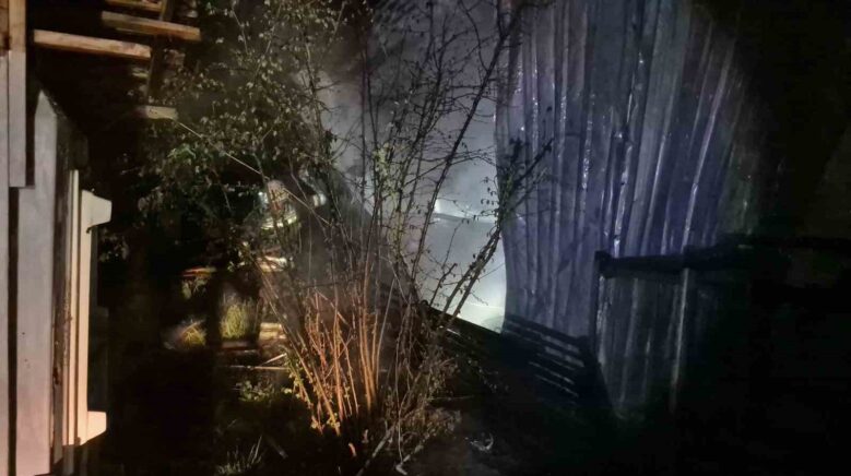 duzcede bir evde yangin cikti alevler geceyi aydinlatti wSCxFz8r