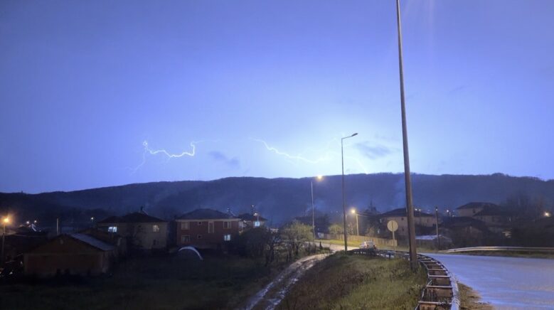 duzcede simseklerin ardindan dolunay mest etti mbI8rPDO