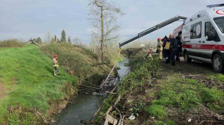 gece dereye yuvarlanan otomobil sabah fark edildi XyjukOTC