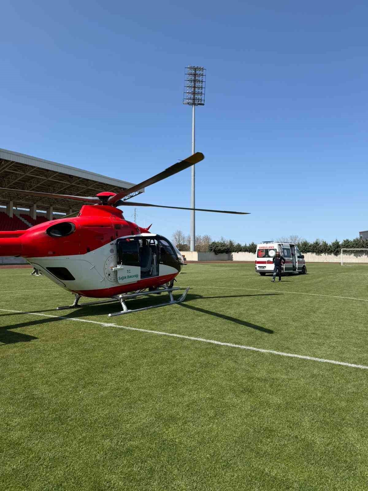 gokyuzunden umut solunum sikintisi yasayan bebek helikopterle tasindi GrUTNwAc