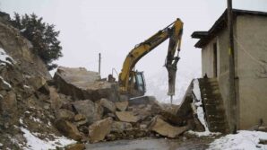 gumushanede dagdan kopan dev kayalar ahira dustu 3 ev bosaltildi wCyT9scB