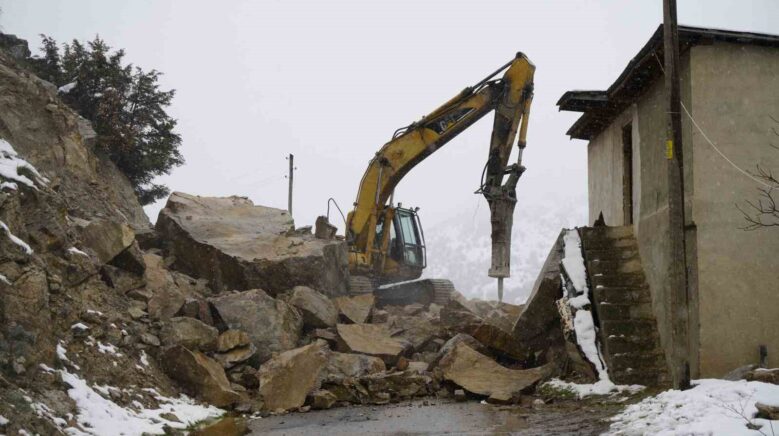 gumushanede dagdan kopan dev kayalar ahira dustu 3 ev bosaltildi wCyT9scB