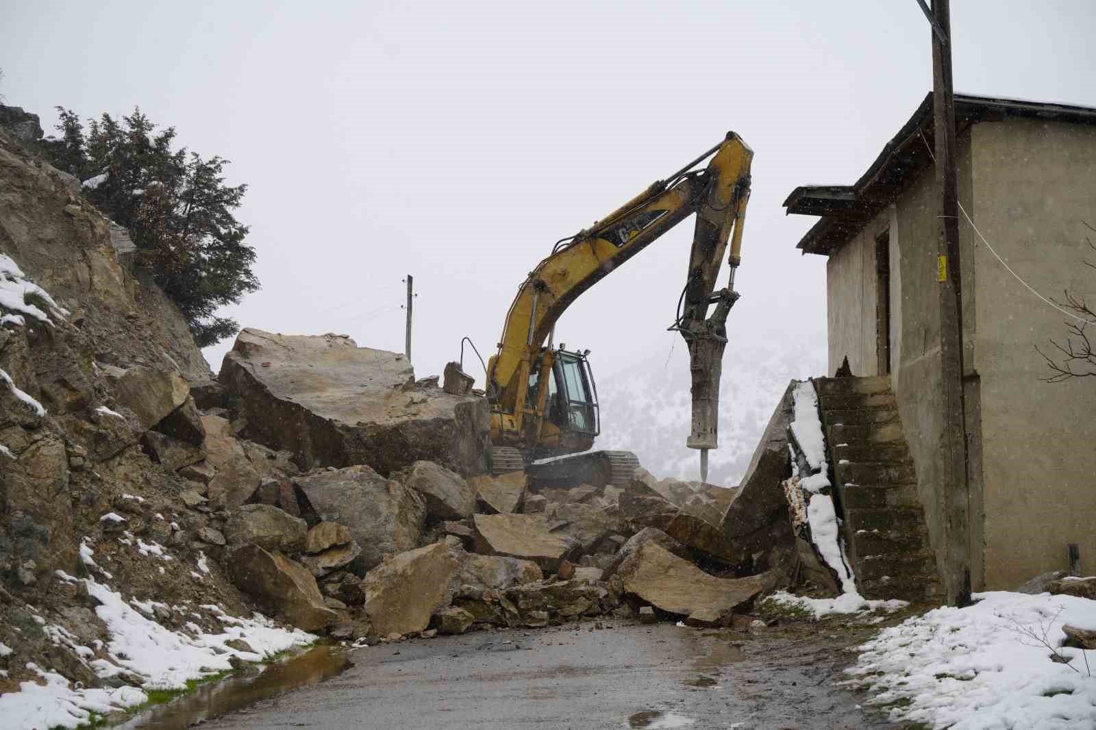 gumushanede dagdan kopan dev kayalar ahira dustu 3 ev bosaltildi wCyT9scB