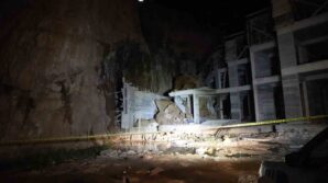 gumushanede yamactan kopan dev kayalar insaat halindeki binanin ustune dustu APwlpeRQ