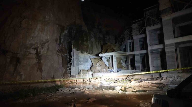 gumushanede yamactan kopan dev kayalar insaat halindeki binanin ustune dustu APwlpeRQ