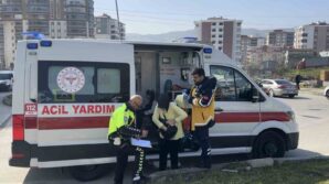 hafif ticari arac ile otomobil carpisti 3 cocuk yarali W6duGsCp