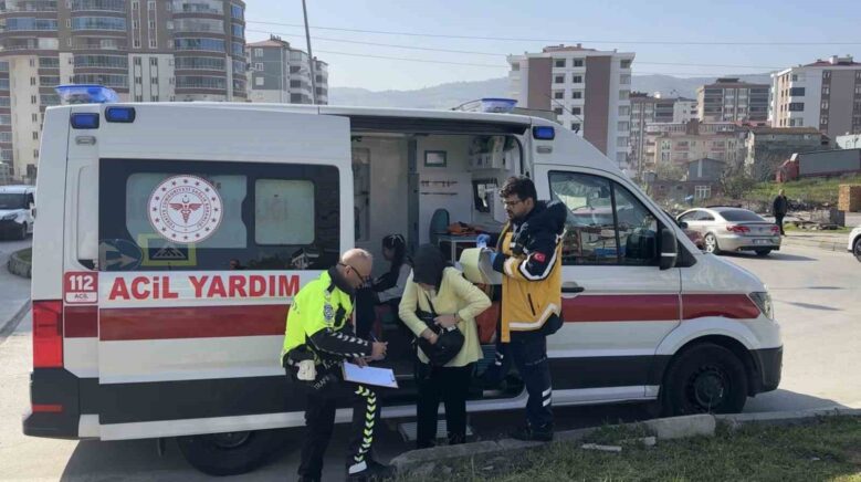 hafif ticari arac ile otomobil carpisti 3 cocuk yarali W6duGsCp