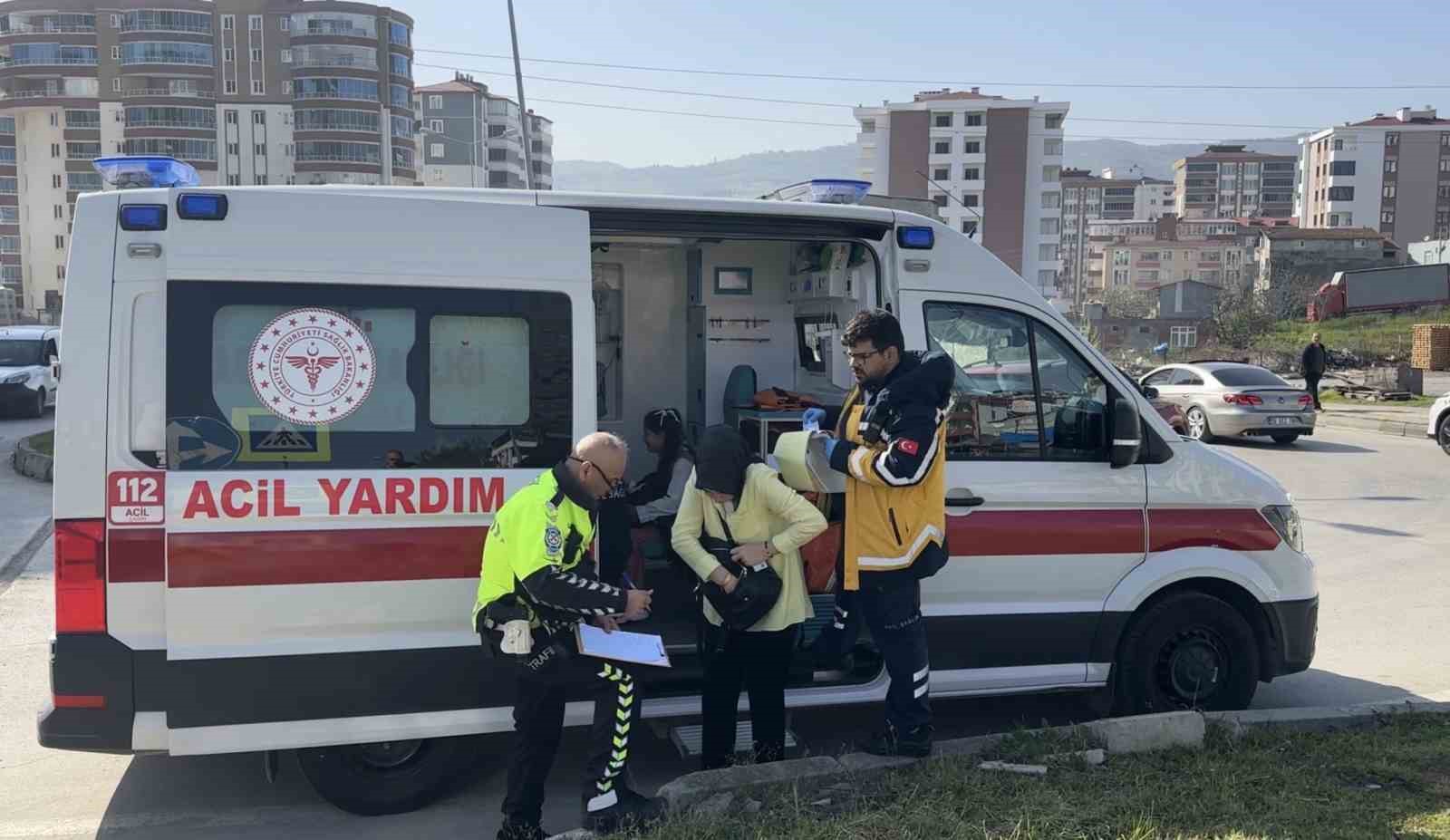 hafif ticari arac ile otomobil carpisti 3 cocuk yarali W6duGsCp
