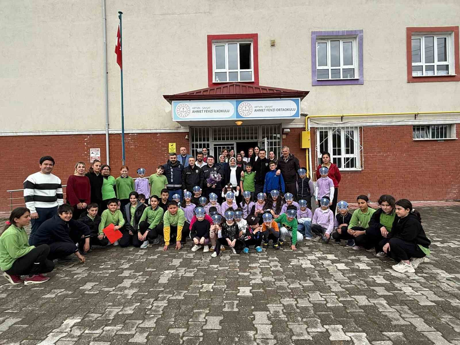 ihbar uzerine okula giden polisler surpriz kutlamayla karsilandi nXAMnyYs