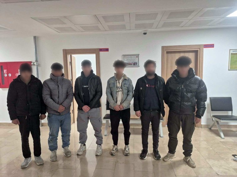 kacak gocmenler otomobil bagajinda yakalandi dv32qnOq