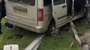 kamyonet bariyerlere carpti 5 yarali d8UETdQJ