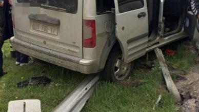kamyonet bariyerlere carpti 5 yarali d8UETdQJ