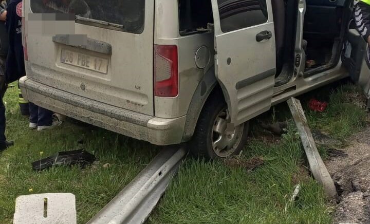 kamyonet bariyerlere carpti 5 yarali d8UETdQJ