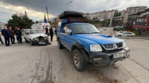 kamyonetle otomobil carpisti 1 yarali yHwaLEb3