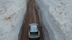 kar duvarlari arasinda kalan yol gorenleri hayrete dusurdu 49Ad7zkv