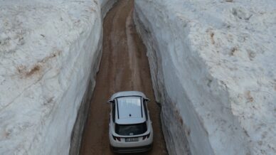 kar duvarlari arasinda kalan yol gorenleri hayrete dusurdu 49Ad7zkv