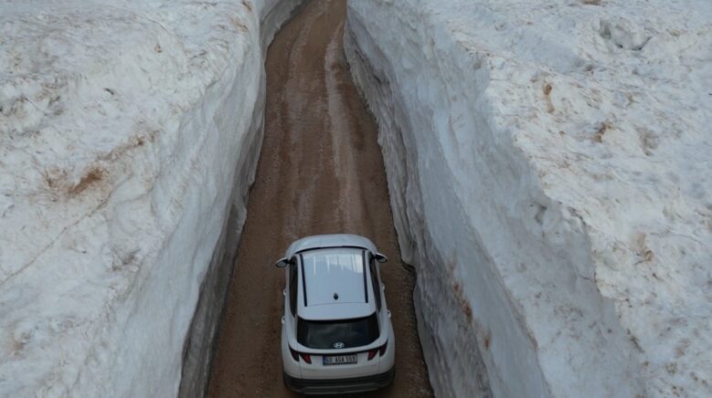 kar duvarlari arasinda kalan yol gorenleri hayrete dusurdu 49Ad7zkv