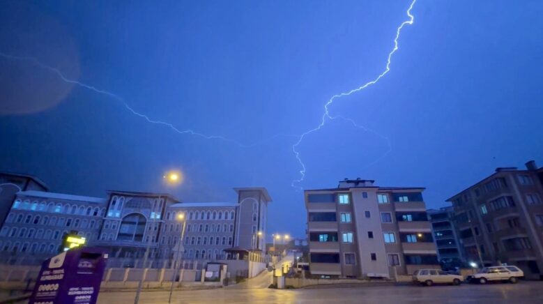 karabukte saganak etkili oldu simsekler gokyuzunu aydinlatti m9YGq6tz