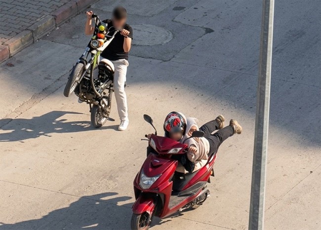 karabukte tehlikeli adrenalin genclerin bazilari trafikte tehlikeli akrobasi yapti digeri selale sularinda mahsur kaldi 3ECvppms