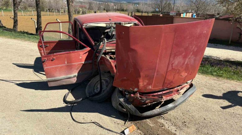 kastamonuda iki otomobil carpisti 3 yarali 1lfgvhFu