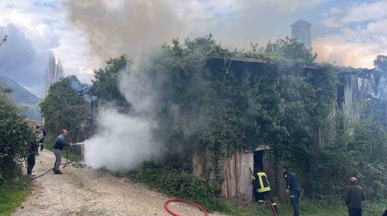 kastamonuda metruk binada cikan yangini itfaiye sonduruldu BQ1zwX7W