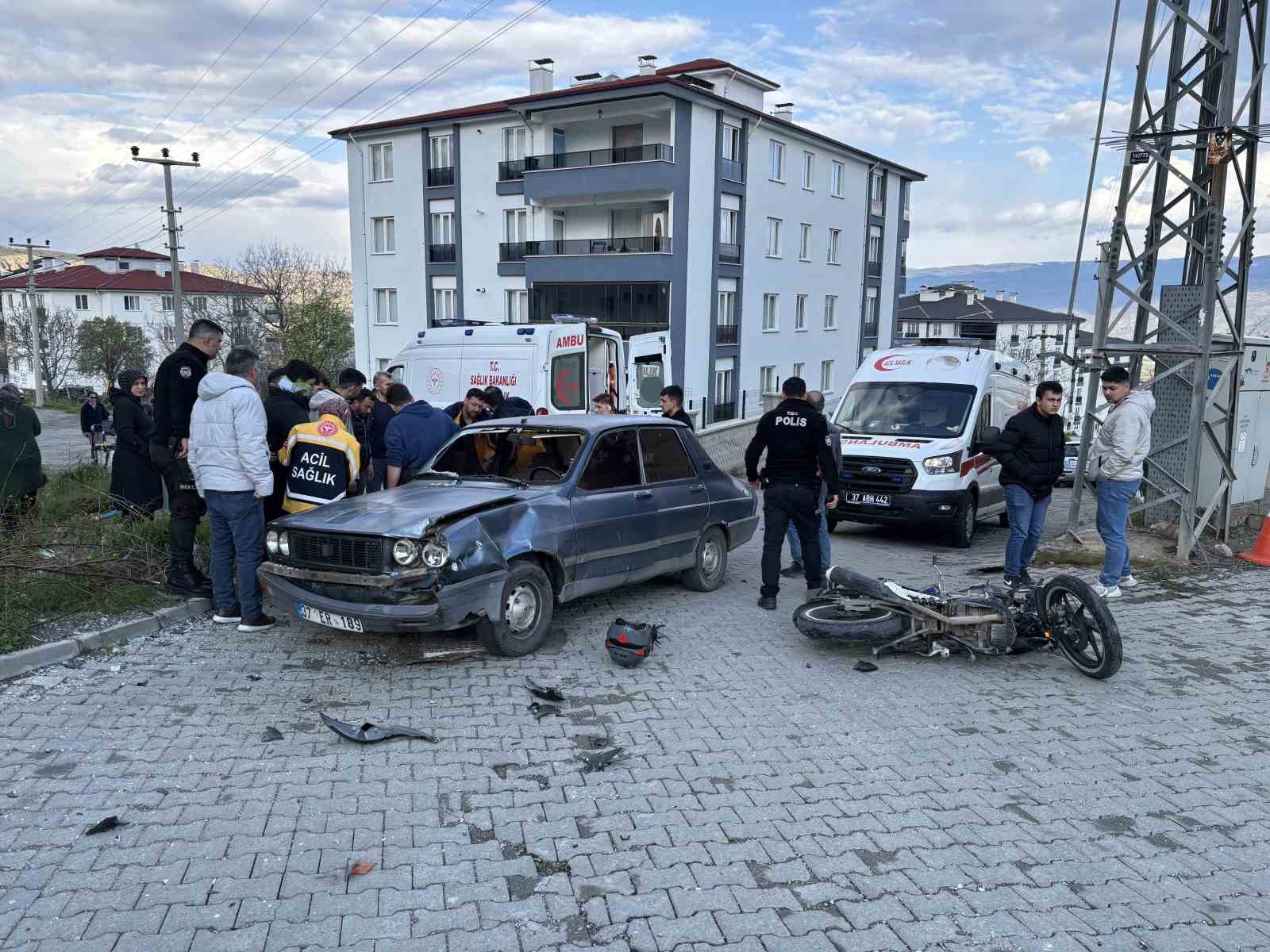 kastamonuda otomobil ile motosiklet carpisti 3 yarali zYekKm4e