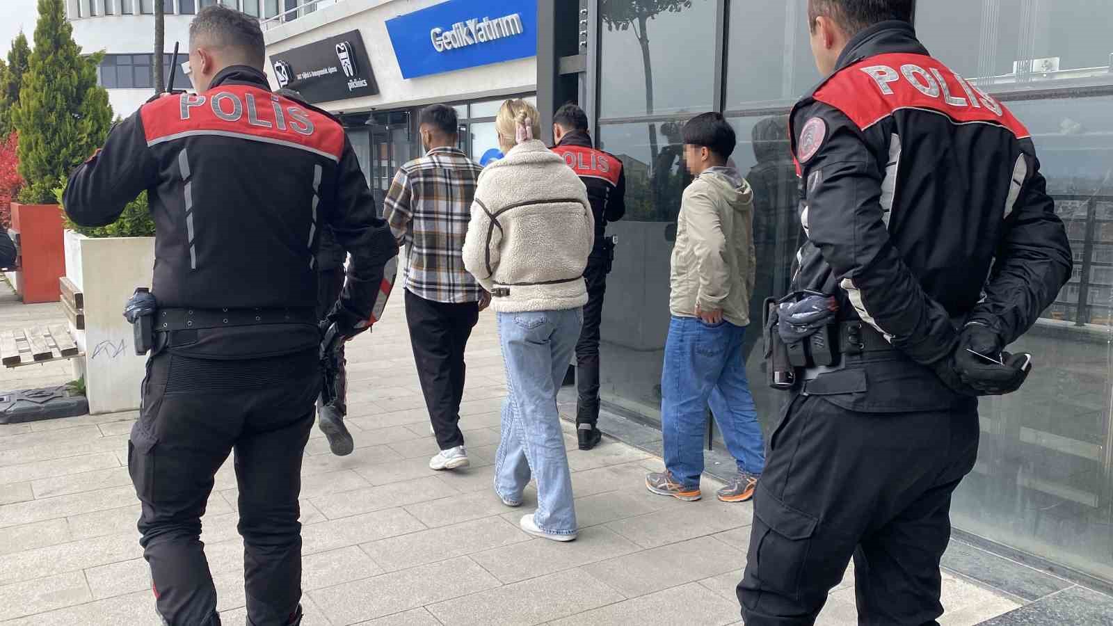 kiz kardesini kafede bir erkekle gorunce ortaligi birbirine katti