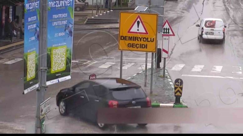 kontrolden cikan otomobil durakta bekleyenleri teget gecti o anlar kamerada U3uWFJJQ