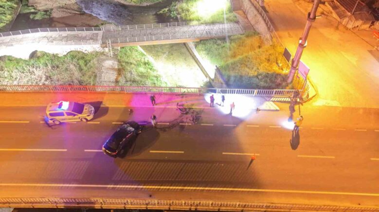 kopru korkuluklarina carpan otomobil hurdaya dondu 3 yarali pBytglXv