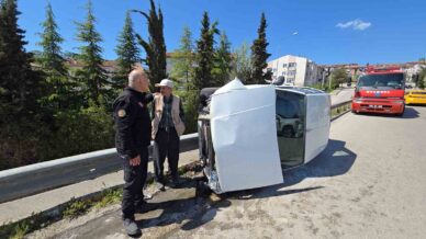 koprude kontrolden cikan otomobil yan devrildi surucu yara almadan kurtuldu GHht4wsO