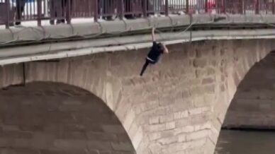 kopruden nehre atlayan sahsi ekipler kurtardi o anlar kamerada 5zJNaRML