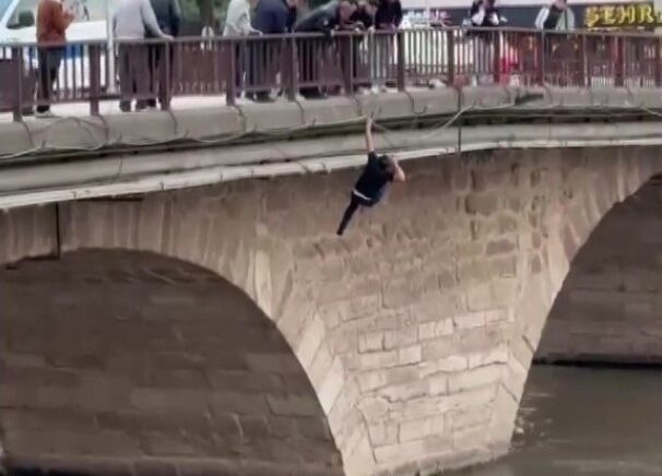 kopruden nehre atlayan sahsi ekipler kurtardi o anlar kamerada 5zJNaRML