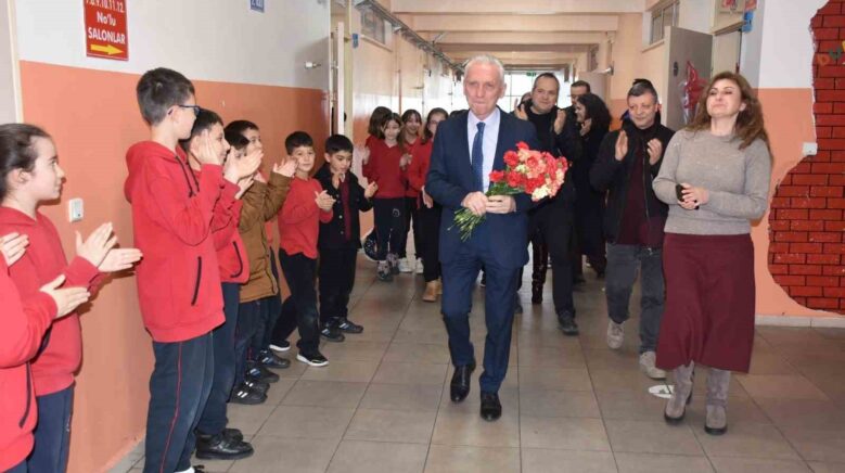 omrunun 46 yilini ogrencilerine adadi emekli olan ogretmene duygusal veda sl98yMFl