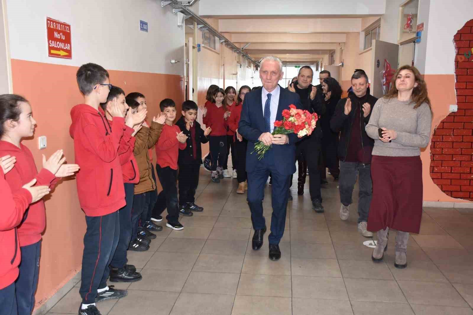 omrunun 46 yilini ogrencilerine adadi emekli olan ogretmene duygusal veda sl98yMFl