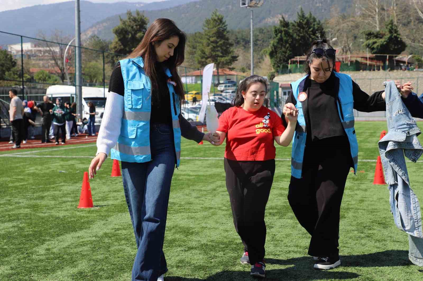 otizm farkindalik gununde ozel ogrenciler futbol sahasinda bulustu DDyJrZRT