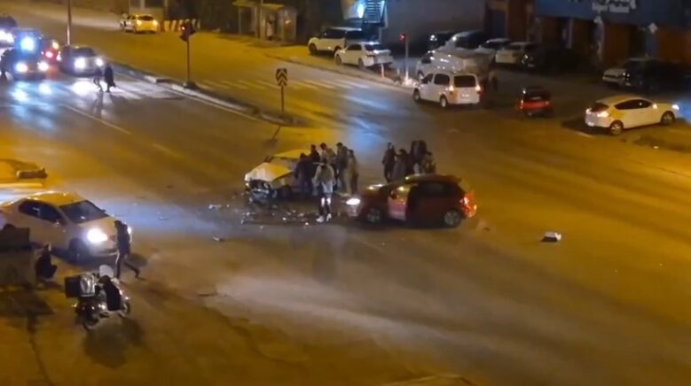 otomobiller kafa kafaya carpisti 2 yarali FsZgf6Eu