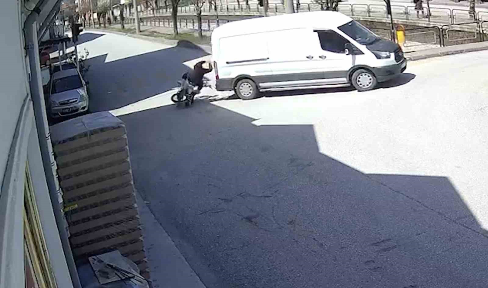 panelvan araca carpan motosiklet surucusu yaralandi S8HehzdC