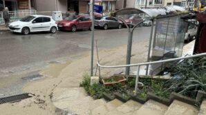 patlayan su borusu nedeniyle her camur icinde kaldi OEsBrEVQ