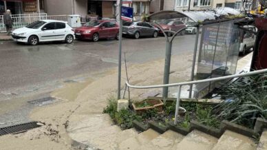 patlayan su borusu nedeniyle her camur icinde kaldi OEsBrEVQ