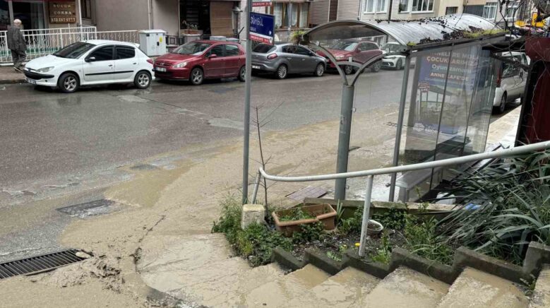 patlayan su borusu nedeniyle her camur icinde kaldi OEsBrEVQ