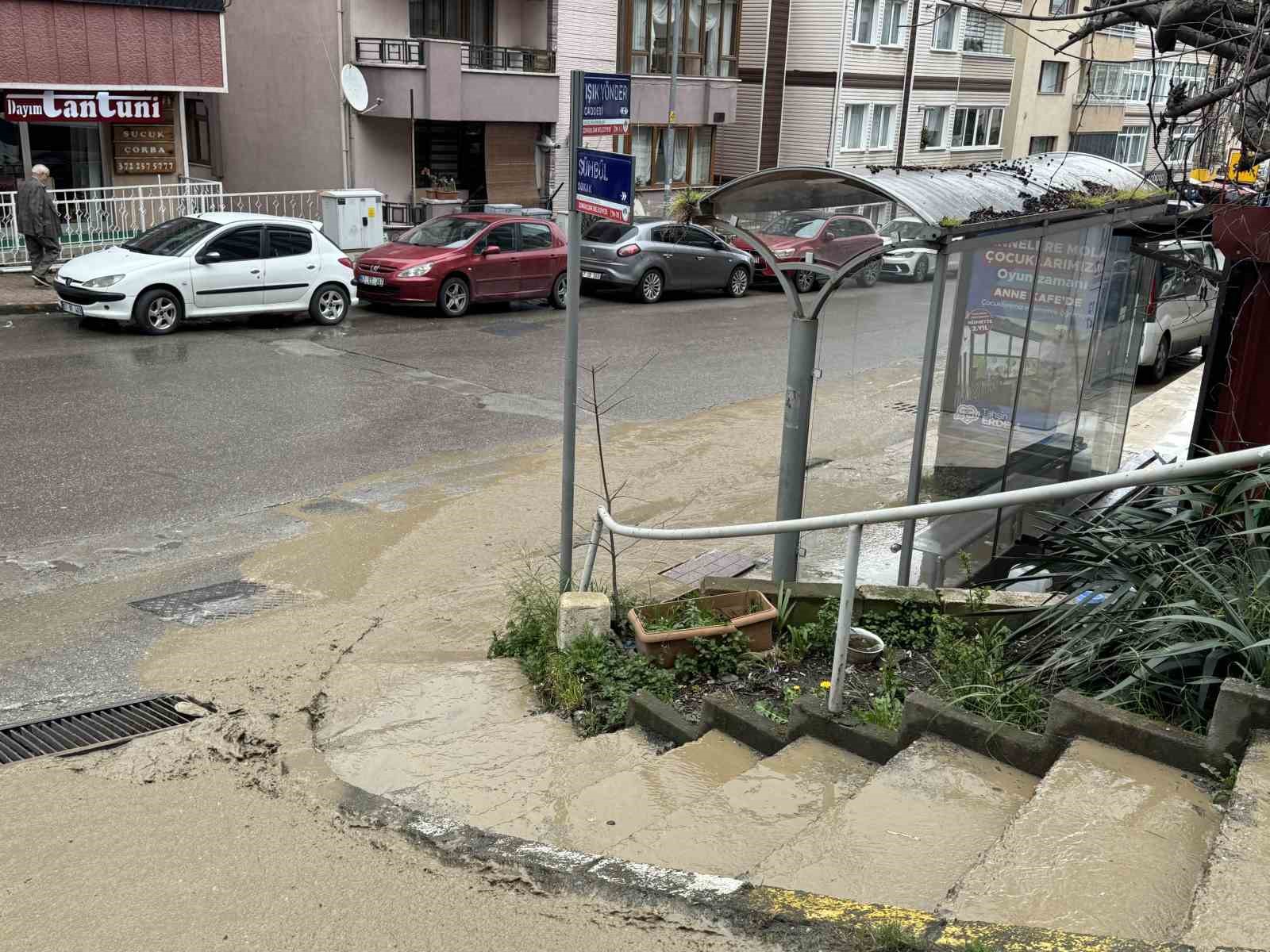 patlayan su borusu nedeniyle her camur icinde kaldi OEsBrEVQ