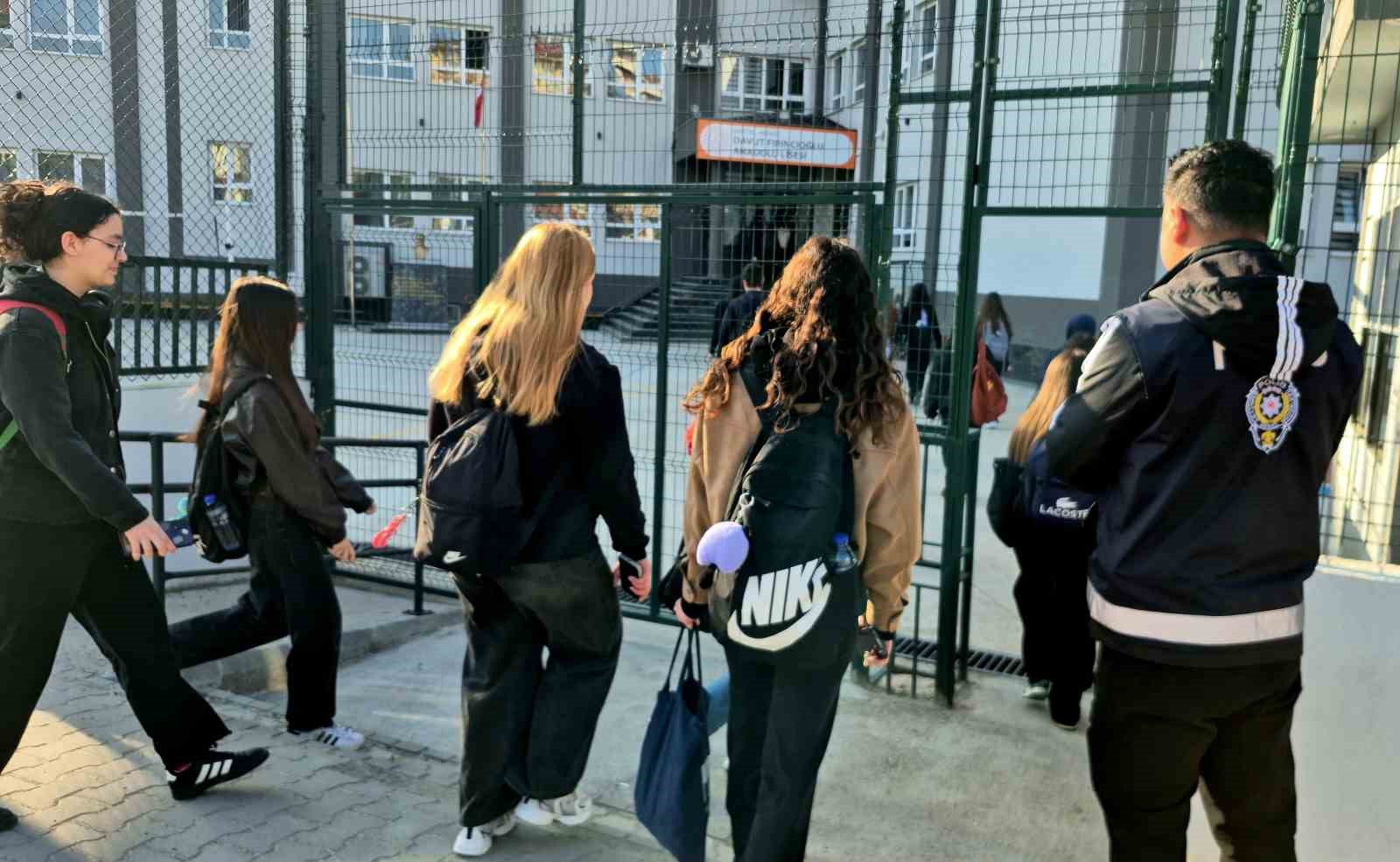 polis okul onlerinde kus ucurtmuyor