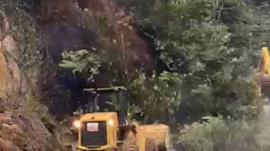 rizede heyelani temizleyen is makinesi 2 heyelandan son anda kurtuldu ynM3VeP8