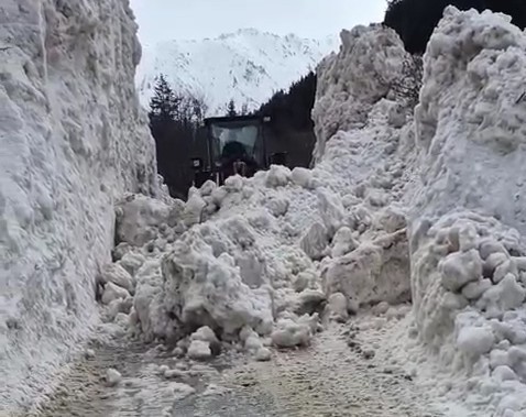 rizede yayla yollarinda 5 metrelik kar temizligi ptvKRQMC