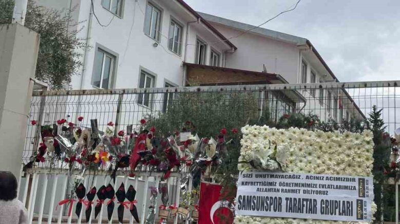 samsunspor taraftar gruplari ayser calik ortaokuluna celenk birakti WsEweV5v